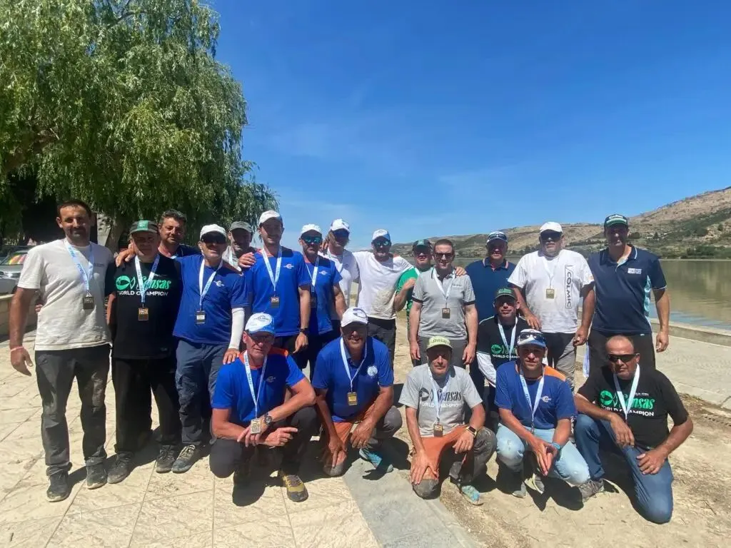 Equips de clubs a la vora de l'embassament