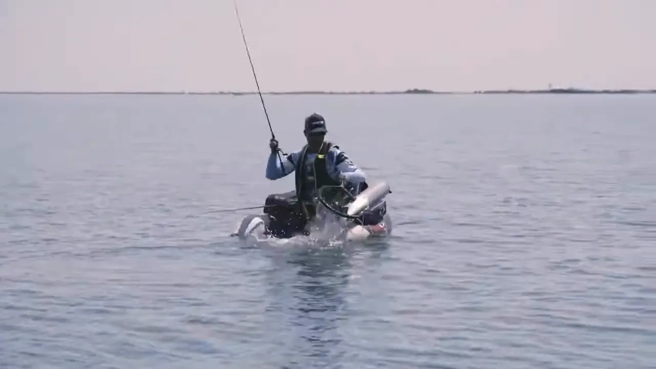 Pescador des de pato traient una captura
