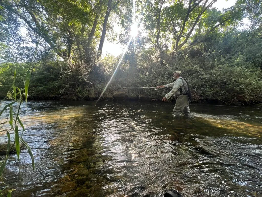 Pescador al riu a trenc d'alba