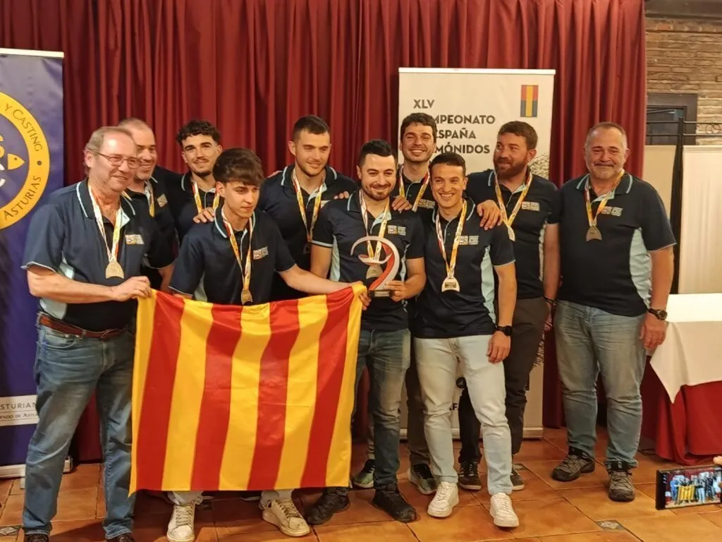 La Selecció Catalana amb la senyera després del Campionat d'Espanya